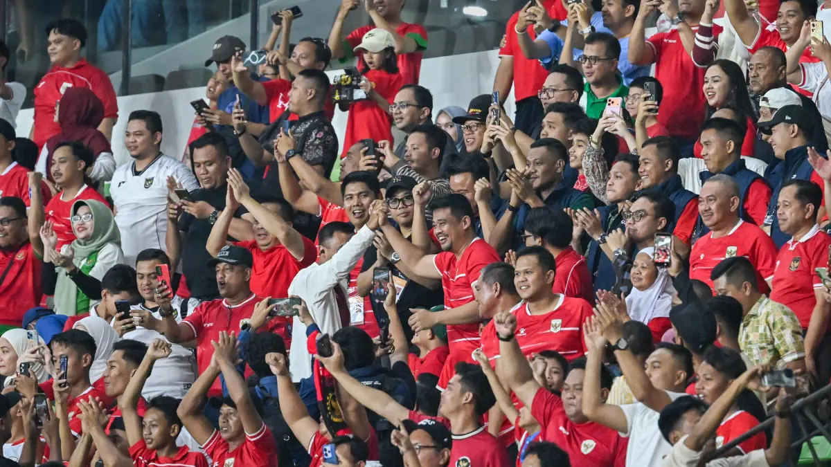 Gubernur Sumatera Utara Bobby Nasution bersorak saat menyaksikan pertandingan Piala AFF U-19 antara Indonesia melawan Vietnam di Stadion Utama Sumatera Utara, Deliserdang, Minggu (7/6/2026). (Diskominfo Sumut)