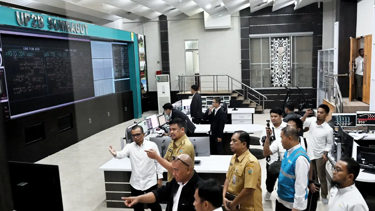 Gubernur Sumatera Utara Bobby Nasution saat melakukan kunjungan kerja ke Kantor PLN UP2B Sumbagut di Medan untuk membahas pemadaman listrik bergilir.