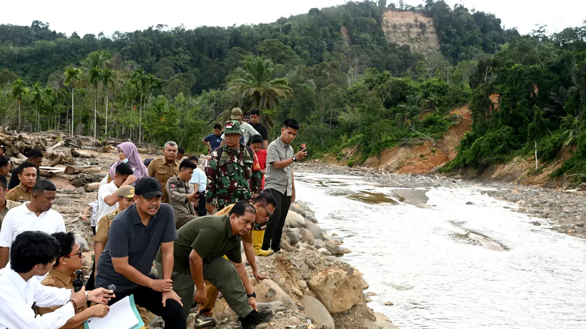 Gubernur Sumatera Utara Muhammad Bobby Afif Nasution bersama Kepala Dinas Perindag ESDM Sumut Dedi Jaminsyah Putra Harahap saat meninjau Sungai Badiri, Kecamatan Badiri, Kabupaten Tapanuli Tengah, baru-baru ini. (Dok. Diskominfo Sumut)