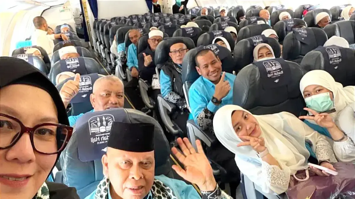 Ketua KBIHU Al Multazam Asy Syafii Kota Medan, Dr. Hj. Alya Rahmayani Siregar, bersama jemaah haji Kloter 5 saat bersiap kembali ke Tanah Air usai menunaikan ibadah haji di Arab Saudi.