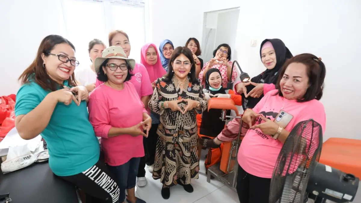 Ketua TP PKK Kota Pematangsiantar Liswati Wesly Silalahi meninjau pelaksanaan pemeriksaan IVA Test massal di Puskesmas Martimbang, Kecamatan Siantar Selatan.