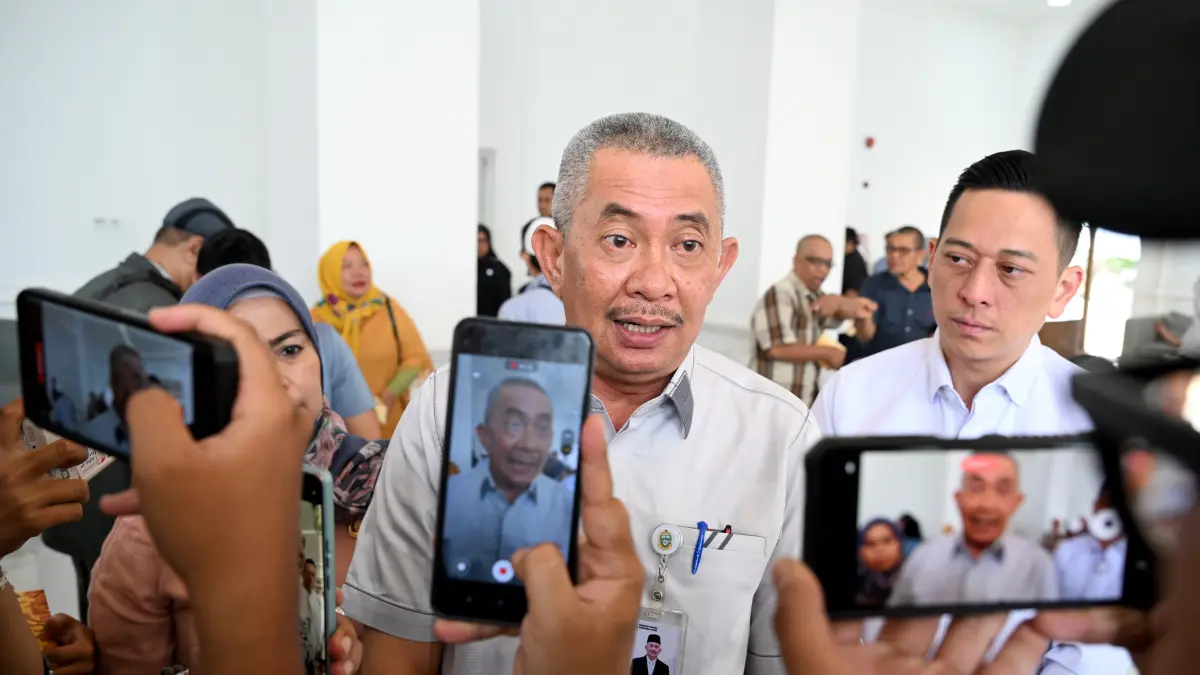 Penjabat Sekdaprov Sumut Sulaiman Harahap bersama jajaran OPD dan Dirut PPSU Ferry Indra memberikan keterangan pers terkait PRSU ke-50 di Lobby Dekranasda Kantor Gubernur Sumut, Medan, Selasa (2/6/2026).