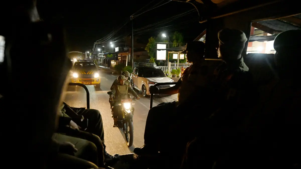 Personel gabungan Satpol PP Sumut, TNI, Polri, dan BNN melakukan patroli serta razia di sejumlah tempat hiburan malam di Kabupaten Asahan sebagai upaya pemberantasan narkoba dan pencegahan kenakalan remaja. (