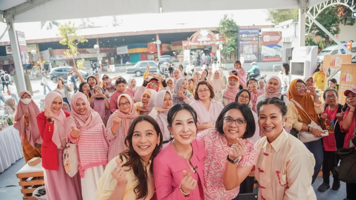 Perwakilan Indosat Ooredoo Hutchison memperkenalkan program SheHacks 2026 yang berfokus pada pemanfaatan AI untuk mendukung pertumbuhan dan daya saing UMKM perempuan di Indonesia.