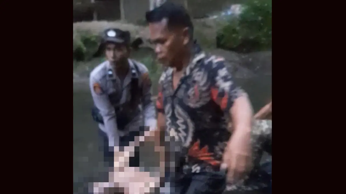 Petugas kepolisian bersama warga melakukan evakuasi terhadap korban tenggelam di lokasi wisata pemandian Sungai Aquarium, Nagori Sorba Dolok, Kecamatan Raya Kahean, Kabupaten Simalungun.