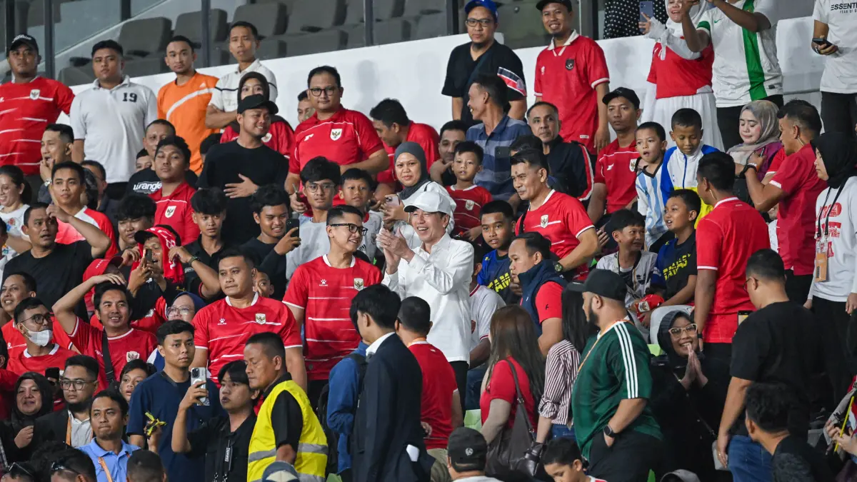 Presiden ke-7 RI Joko Widodo menyaksikan langsung pertandingan Timnas Indonesia U-19 melawan Vietnam di Stadion Utama Sumatera Utara, Deliserdang. (Diskominfo Sumut)