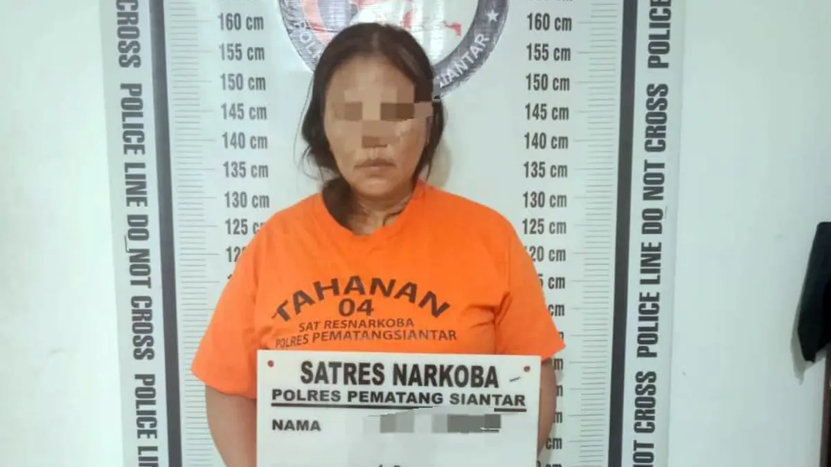  RT alias Mak M, pemilik warung kopi di kawasan eks Terminal Sukadame, diamankan Satresnarkoba Polres Pematangsiantar bersama barang bukti 32 paket sabu-sabu seberat 15,7 gram. 
