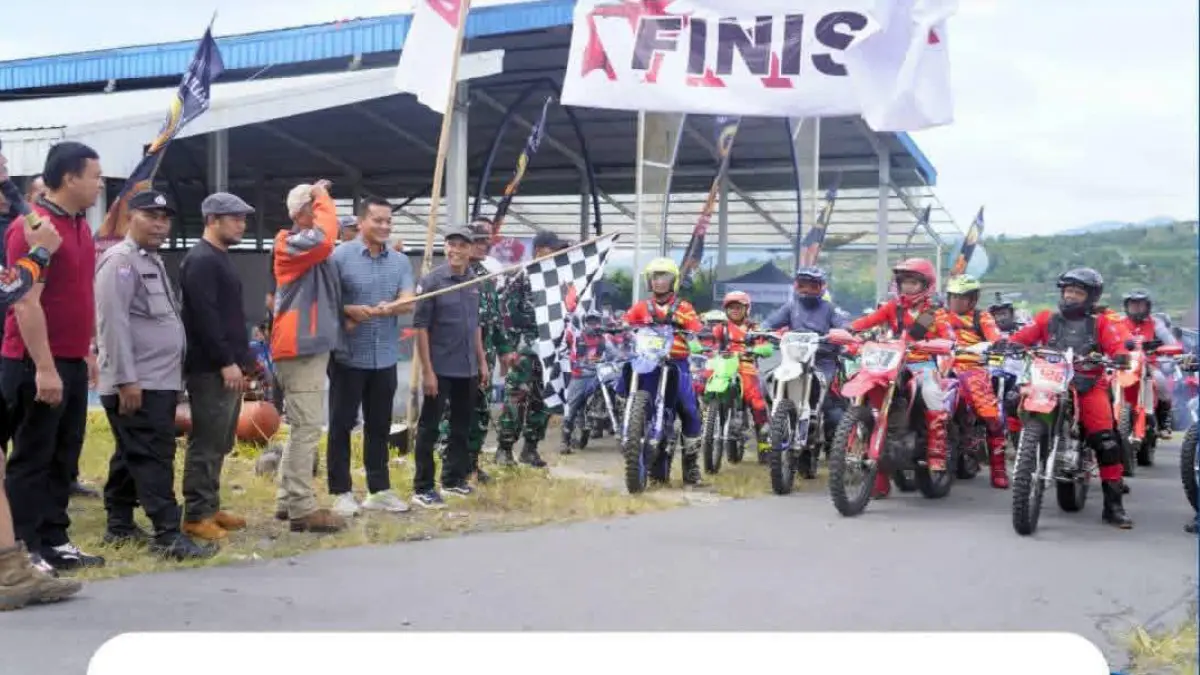 Sekretaris Daerah Kabupaten Karo Gelora Kurnia Putra Ginting melepas peserta Medan Adventure Xtrim (MAX) ke-6 di kawasan Siosar, Kabupaten Karo, Sabtu (6/6/2026), didampingi jajaran Disbudporapar Karo.