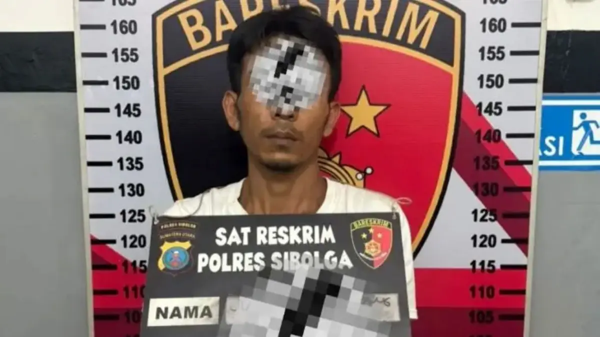  Tersangka JS alias Upik saat diamankan personel Satreskrim Polres Sibolga terkait kasus pencurian handphone milik seorang pedagang sayur di Kota Sibolga. 