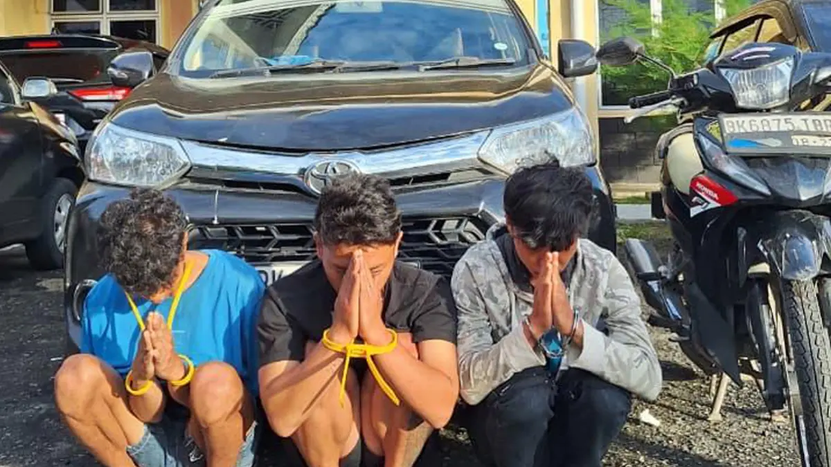 Tiga pelaku pencurian sepeda motor asal Kota Pematangsiantar diamankan Satreskrim Polres Simalungun bersama barang bukti usai mencuri motor milik warga di Nagori Sipolha Horison, Kecamatan Pematang Sidamanik.