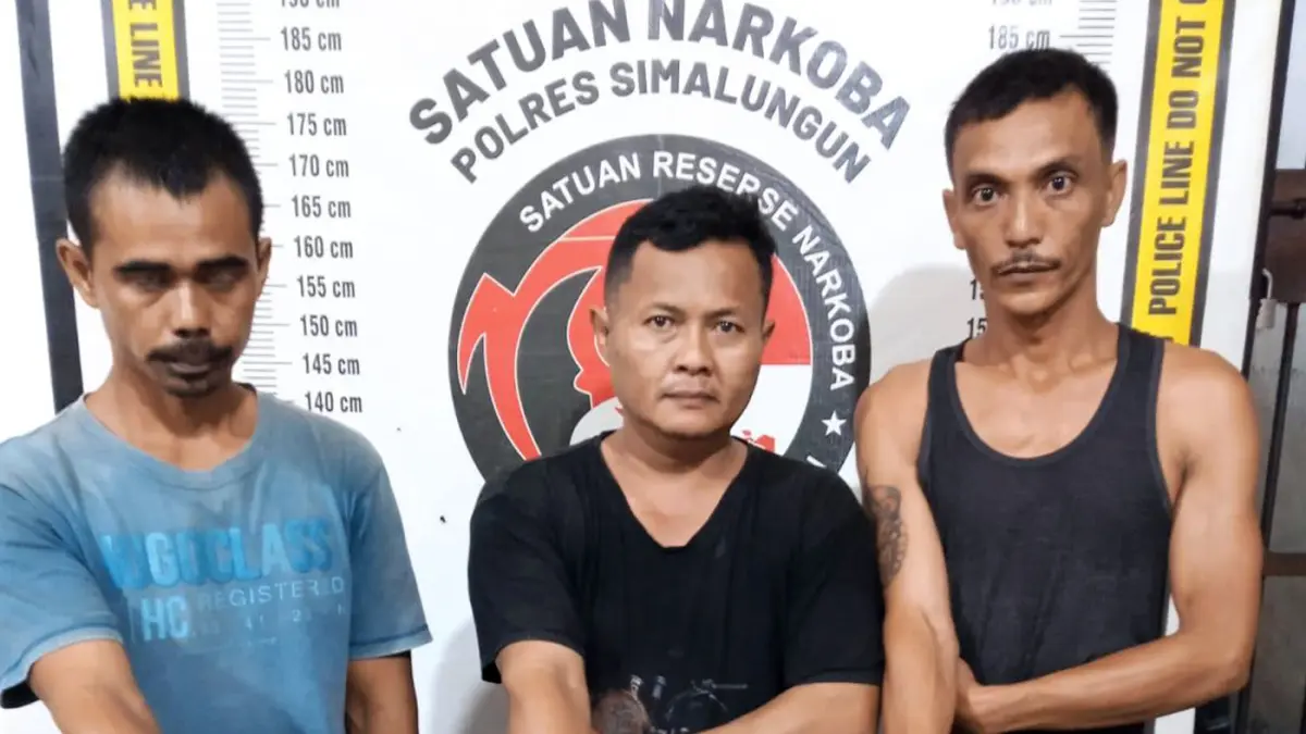 Tiga pria diamankan personel Polsek Tanah Jawa saat penggerebekan rumah yang diduga dijadikan lokasi penyalahgunaan dan transaksi sabu di Kecamatan Hatonduhan, Simalungun. 