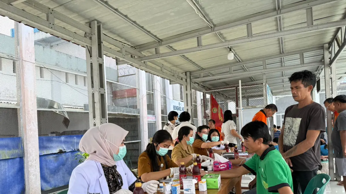 Tim Dinas Kesehatan Kota Gunungsitoli saat melakukan pemeriksaan kesehatan bagi WBP Kelas IIB Gunungsitoli.