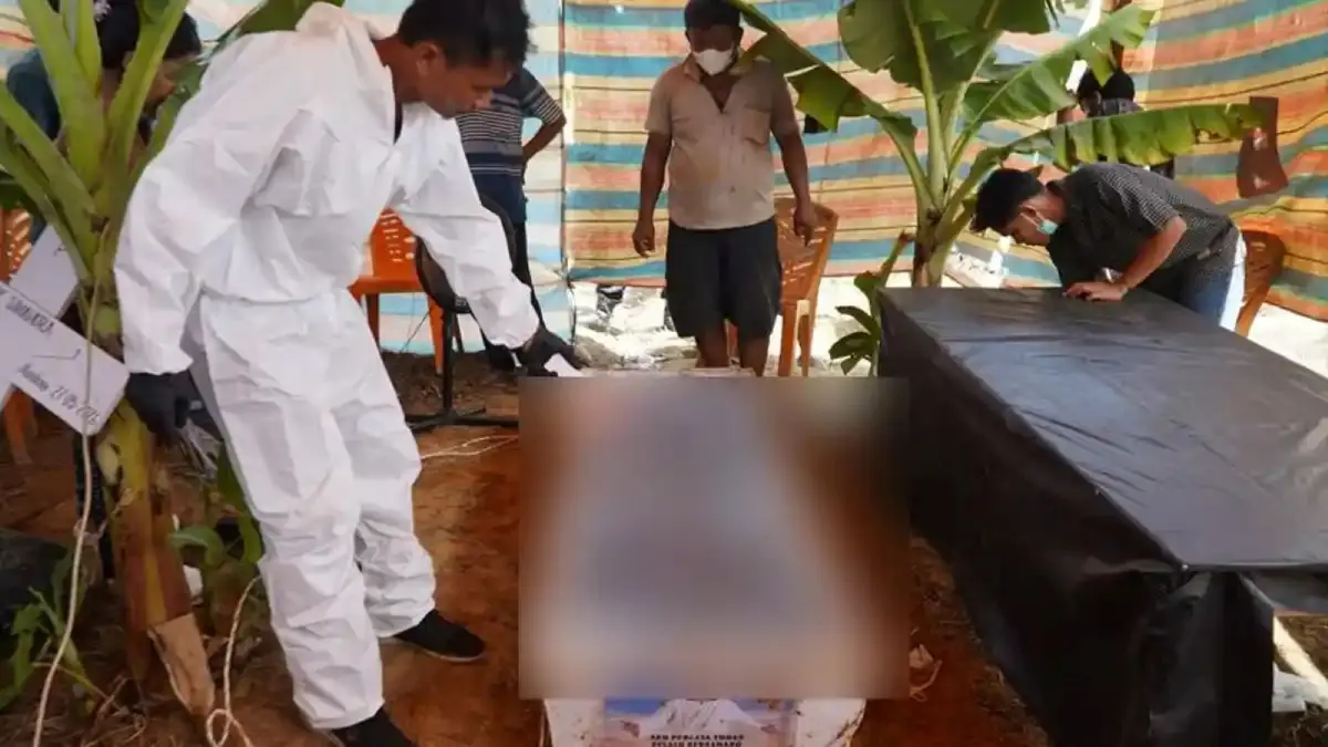 Tim dokter forensik bersama personel Polres Tapanuli Tengah melakukan ekshumasi makam Boy Simamora (20) untuk mengungkap penyebab pasti kematiannya, Kamis (4/6/2026).