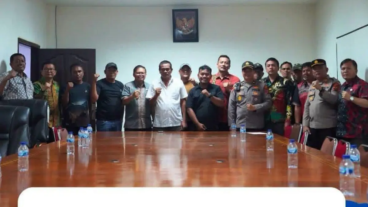 Wakil Bupati Karo Komando Tarigan, SP berdialog dengan perwakilan warga Desa Doulu dan Semangat Gunung usai aksi unjuk rasa damai terkait pengelolaan retribusi objek wisata Air Panas Semangat Gunung di Kantor Bupati Karo, Kamis (4/6/2026).