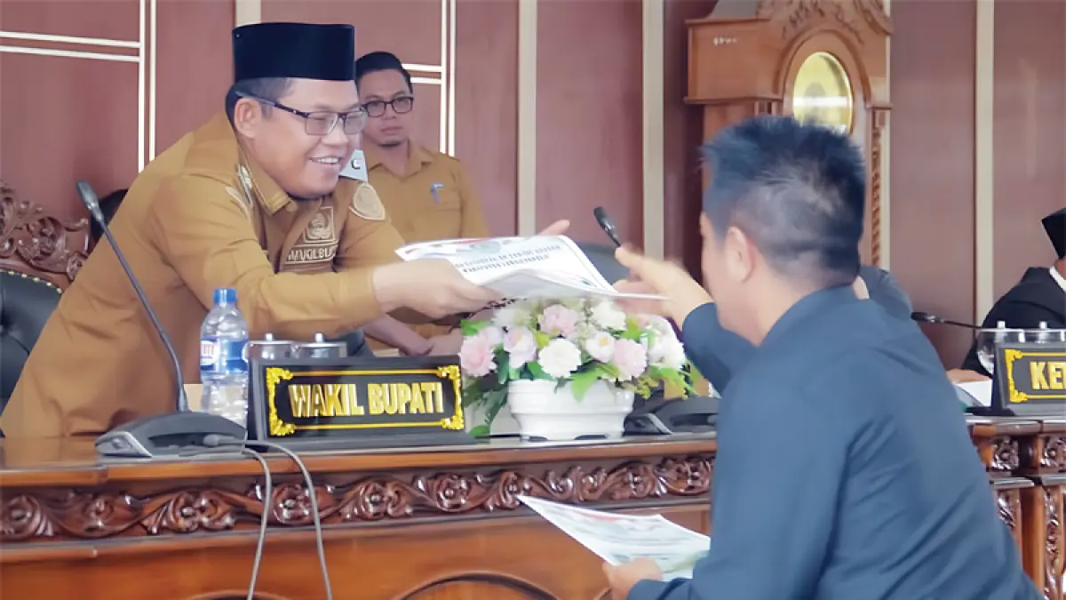 Wakil Bupati Labuhanbatu H Jamri saat menerima laporan Pansus DPRD Labuhanbatu.