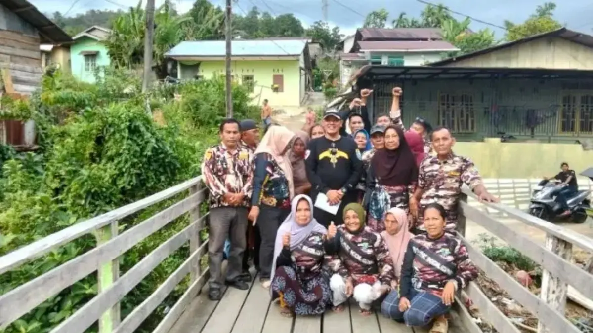 Wakil Bupati Tapanuli Tengah H Mahmud Efendi Lubis berfoto bersama warga dan tokoh masyarakat di lokasi jembatan penghubung di Kelurahan Sarudik yang direncanakan segera dibangun permanen melalui APBD 2026.