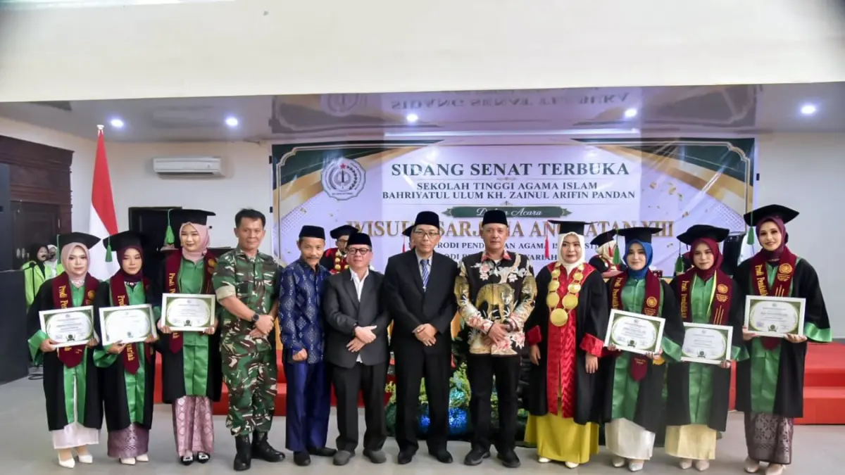 Wakil Bupati Tapanuli Tengah Mahmud Efendi berfoto bersama para wisudawan dan wisudawati Sarjana Angkatan XIII STAI Bahriatul Ulum KH Zainul Arifin Pandan usai prosesi wisuda di Ballroom Hotel Pia Pandan, Sabtu (6/6/2026).