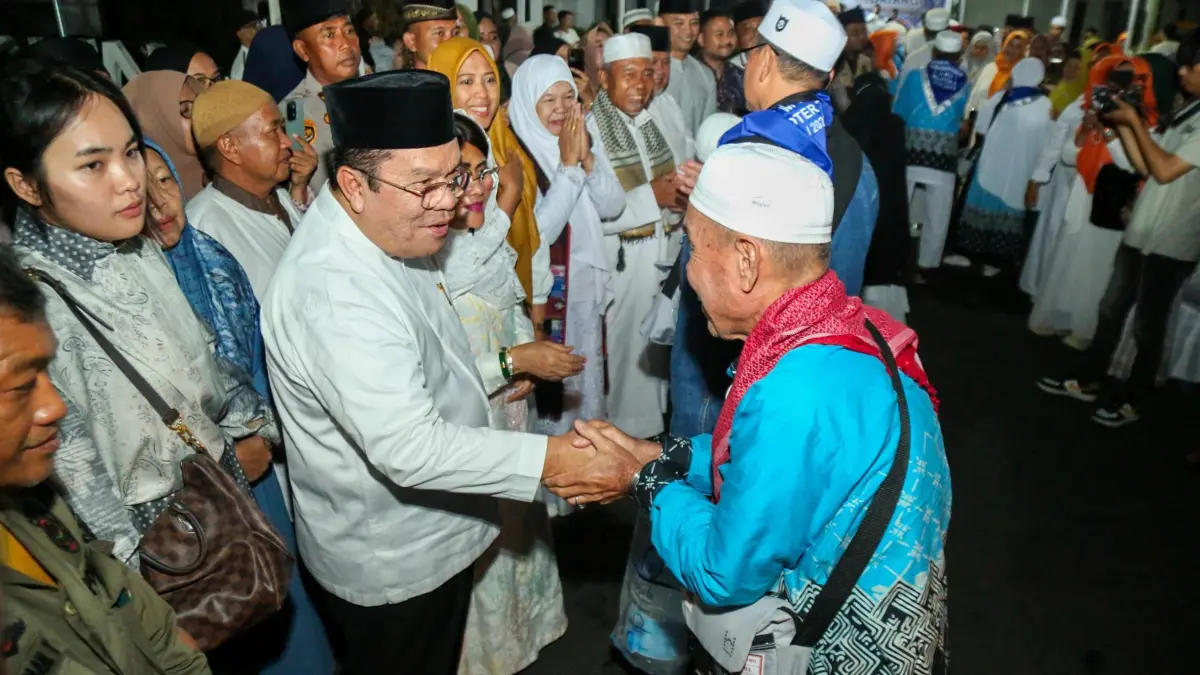  Wali Kota Pematangsiantar Wesly Silalahi menyambut kepulangan 110 jamaah haji asal Kota Pematangsiantar yang tergabung dalam Kloter 3 Embarkasi Medan di halaman Balai Kota Pematangsiantar. 