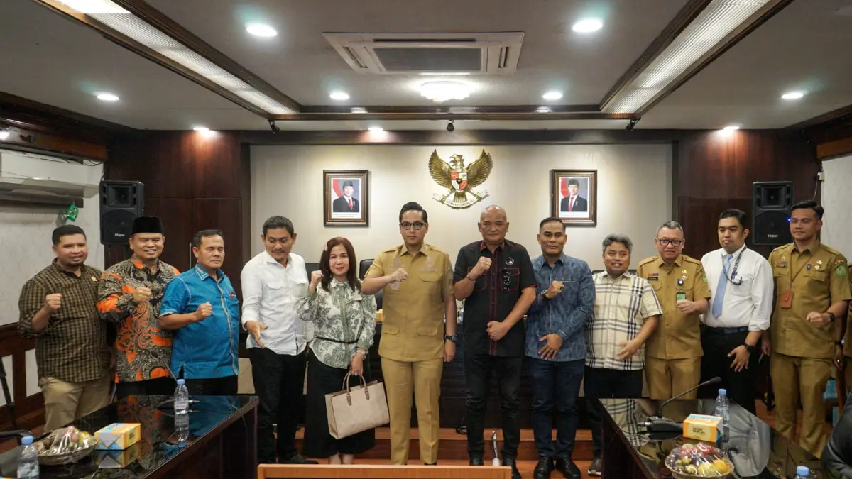 Wali Kota Medan Rico Tri Putra Bayu Waas memimpin rapat penertiban aset daerah bersama Pansus DPRD Kota Medan di Balai Kota Medan, Senin (8/6/2026). Dalam rapat itu, Rico menegaskan seluruh aset daerah harus dimanfaatkan secara optimal dan tidak boleh terbengkalai.