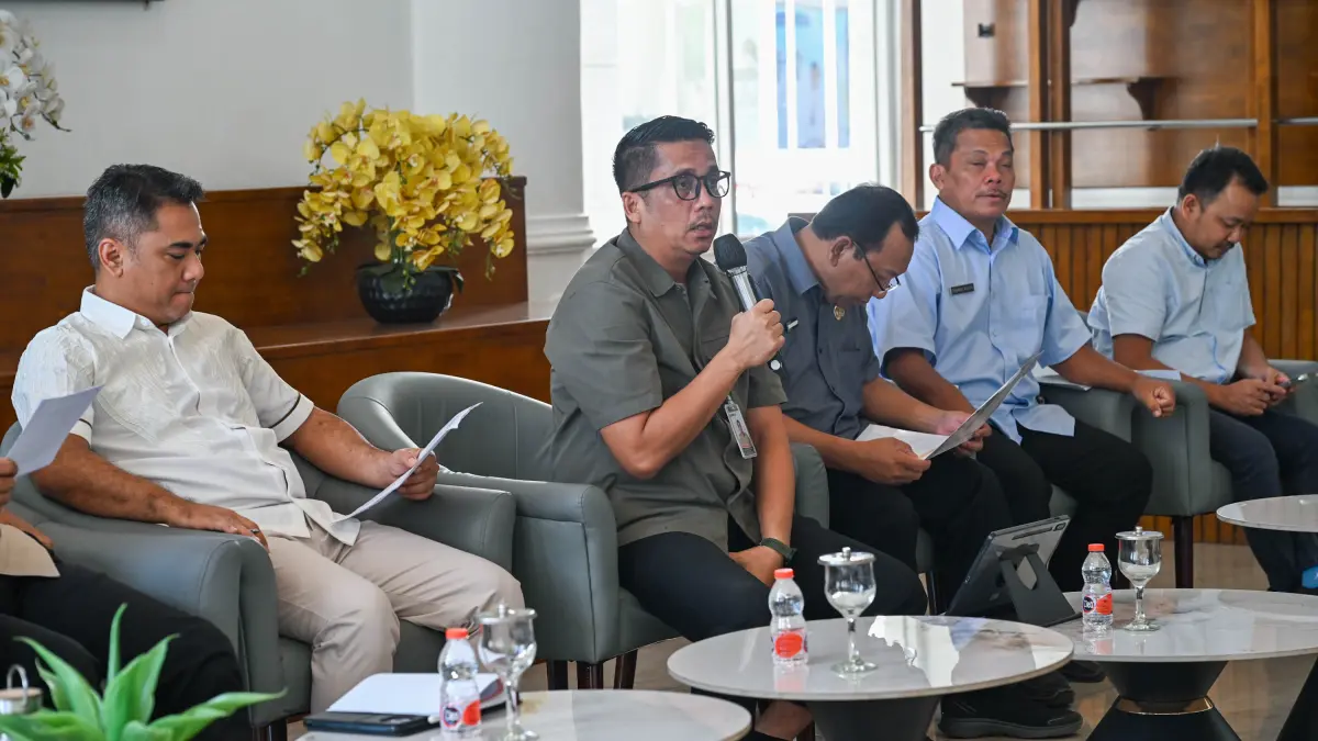 Kepala Dinas Bina Marga, Bina Konstruksi dan Cipta Karya Provinsi Sumut, Candra Dalimunthe saat konferensi pers di Lobby Dekranasda Sumut, lantai 1 Kantor Gubernur Sumut, Jalan Diponegoro No. 30, Medan, Selasa (26/5/2026). (Foto : Dinas Komunikasi dan Informatika Provinsi Sumut / Imam Syahputra).