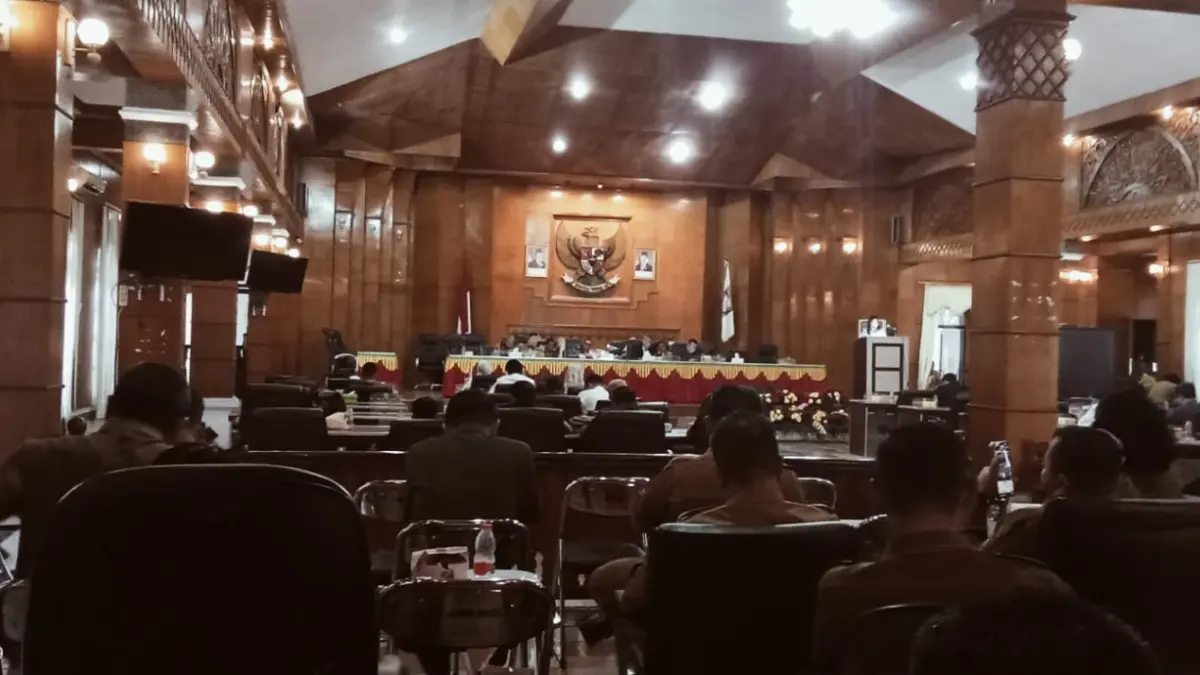 Rapat paripurna DPRD Kabupaten Asahan dengan agenda penyampaian pandangan umum dan pandangan fraksi berlangsung di Ruang Rapat Rambate Rata Raya, Senin (8/6/2026). Dalam rapat tersebut, sejumlah fraksi menyoroti persoalan pengelolaan sampah dan optimalisasi PAD dari retribusi persampahan.