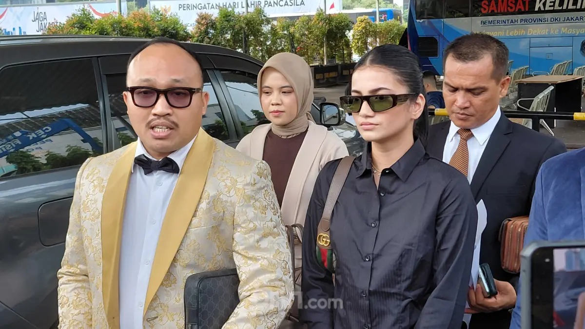  Aktris Ratu Sofya memberikan keterangan kepada awak media.