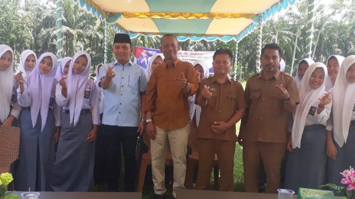 Anggota DPRD Sumut H. Tondi Roni Tua saat menyosialisasikan Ranperda Kepemudaan Tahun 2026 kepada siswa SMA Negeri 1 Barumun Selatan, Kabupaten Padang Lawas, Senin (8/6/2026).