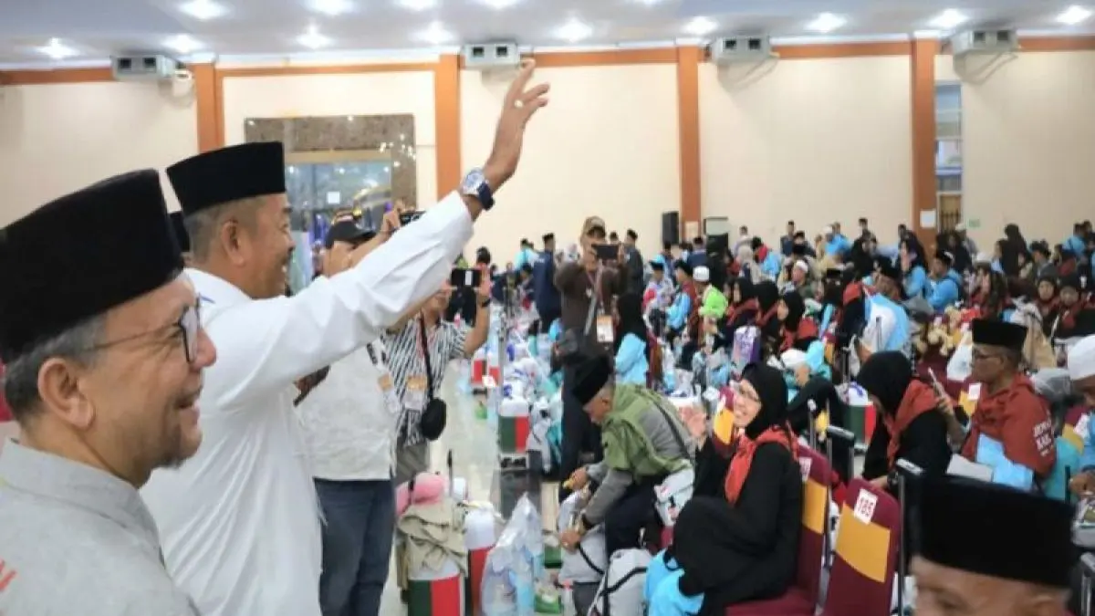 Bupati Mandailing Natal Saipullah Nasution menyambut kepulangan ratusan jemaah haji asal Madina yang tiba di Bandara Internasional Kualanamu, Deli Serdang, Senin (8/6/2026).