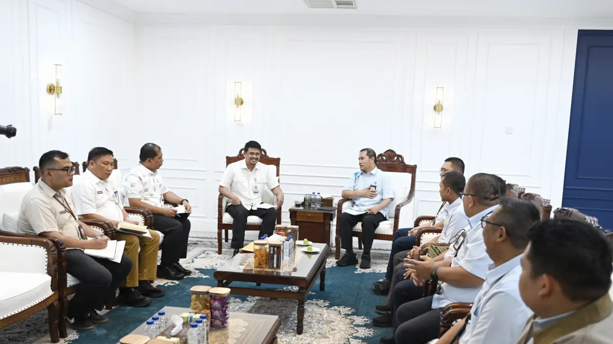 Gubernur Sumatera Utara Bobby Afif Nasution menerima audiensi GM PLN UID Sumut Mundakhir Salman di Ruang Kerja Gubernur Sumut, Jalan Diponegoro, Medan, Selasa (26/5/2026). (Diskominfo Sumut)