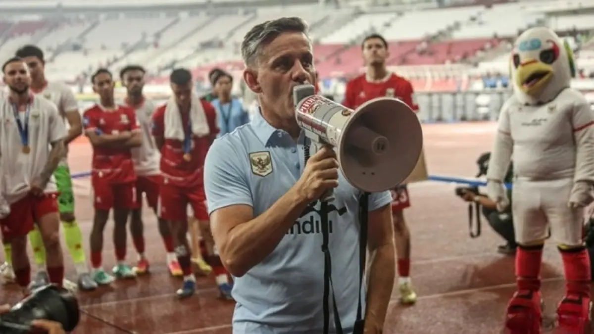 John Herdman memberikan instruksi kepada pemain Timnas Indonesia jelang laga FIFA Matchday melawan Mozambik di Stadion Utama Gelora Bung Karno, Jakarta.