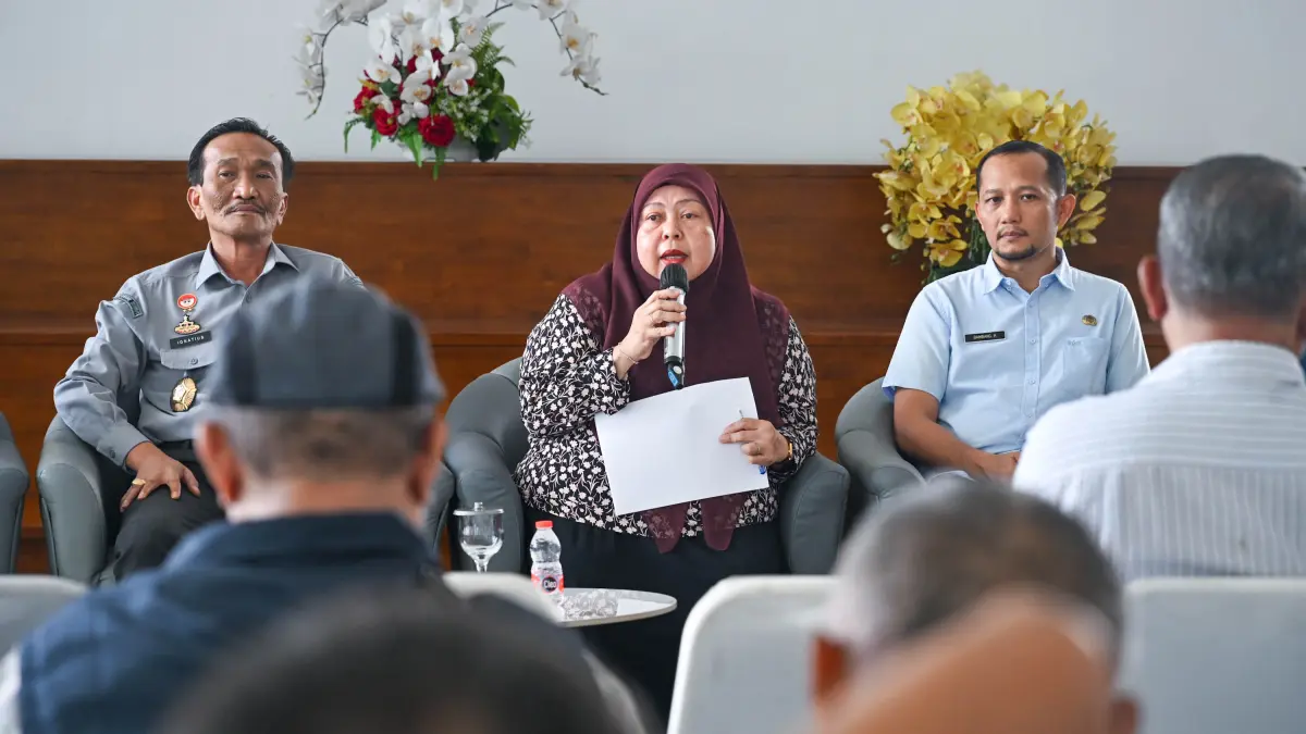 Kepala Biro Hukum Setdaprov Sumut Aprilla Siregar bersama Kakanwil Kementerian Hukum Sumut Ignatius Mangantar Silalahi saat konferensi pers terkait program PRESTICE dan Posbankum di Kantor Gubernur Sumut, Medan, Selasa (9/6/2026). (Diskominfo Sumut)