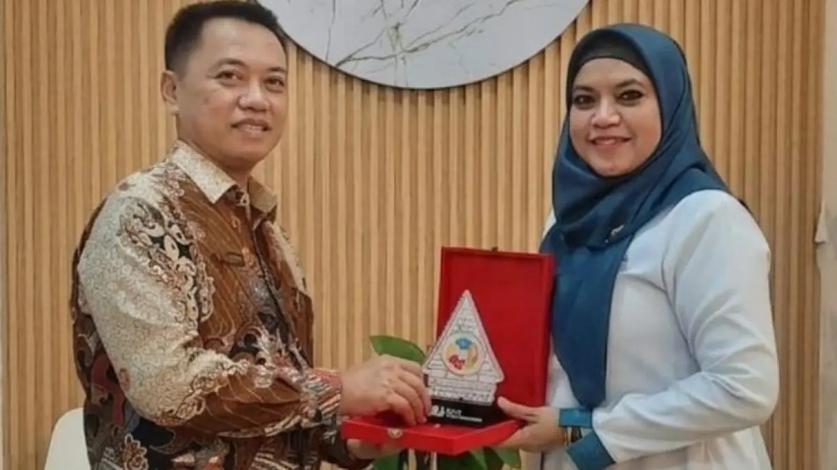 Kepala BPJS Ketenagakerjaan Kisaran ,Ferina Burhan, dan Pejabat Pembuat Komitmen BPS Kabupaten Asahan, Yusni Puspa Sari. (foto:istimewa)