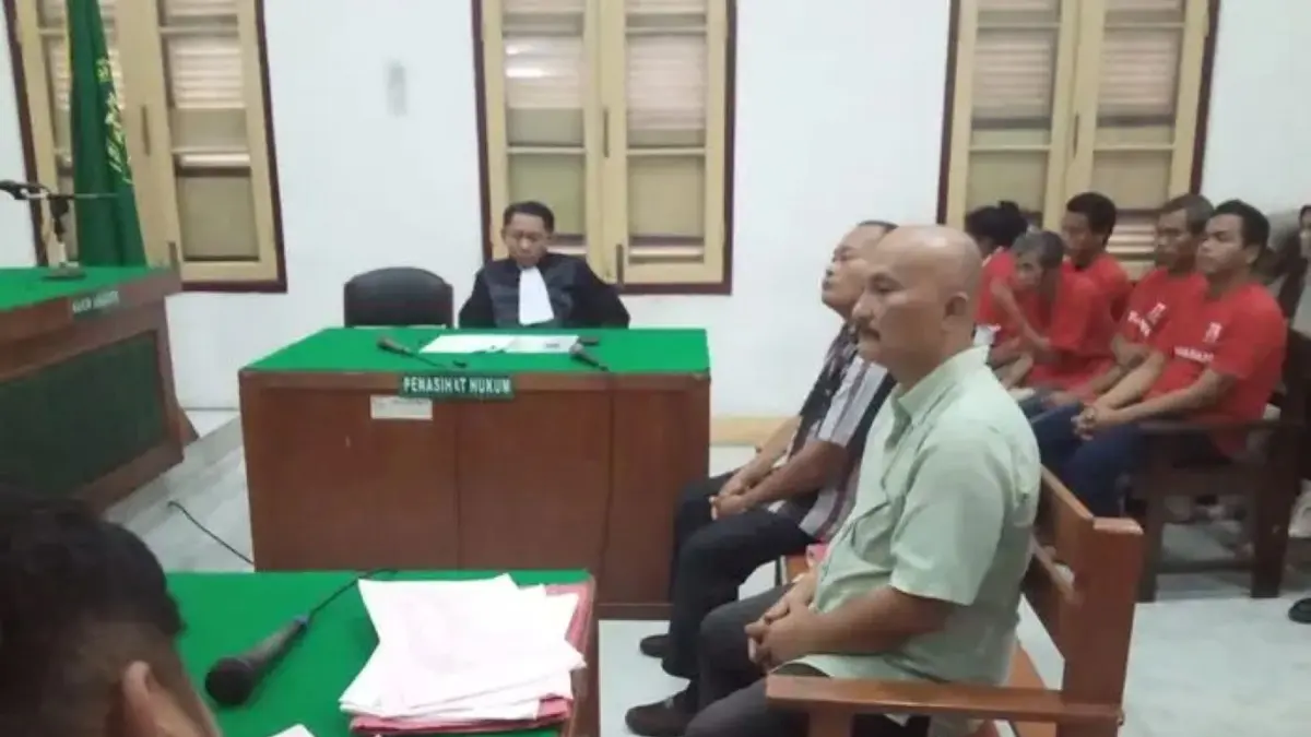 Mantan Kepala Dinas Kominfo Tapanuli Utara, Polmudi Sagala (kiri), bersama Hanson Einstein Siregar selaku Pejabat Pembuat Komitmen (PPK) saat menjalani persidangan kasus korupsi pengadaan Internet Service Provider (ISP) di Pengadilan Tipikor Medan.