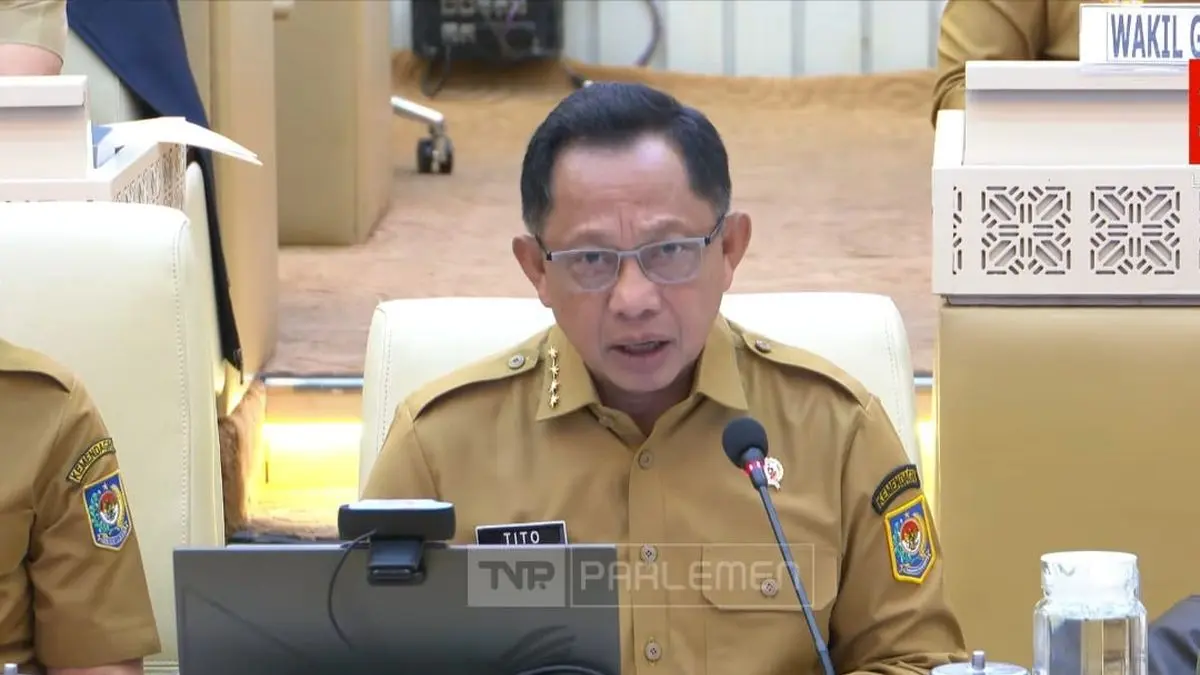 Menteri Dalam Negeri, Tito Karnavian, saat menghadiri rapat kerja dengan Komisi II DPR RI di Jakarta. Tito menegaskan pemerintah daerah tidak lagi merekrut tenaga honorer baru guna mengendalikan belanja pegawai yang telah melampaui batas APBD.