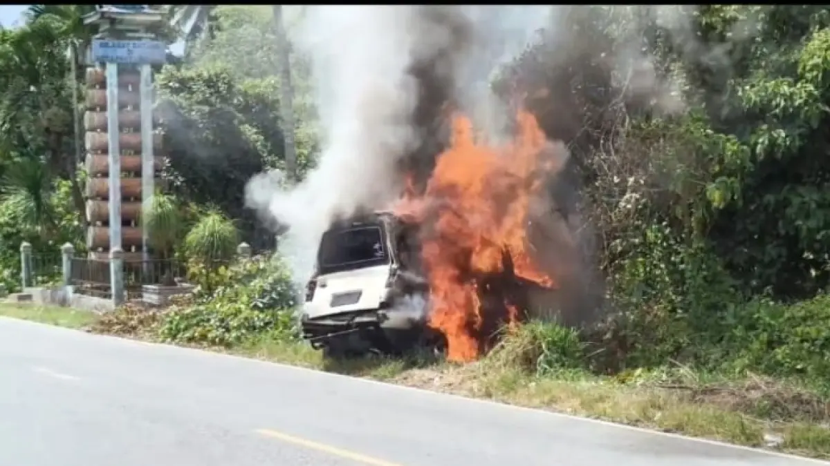 Minibus Suzuki Carry yang diduga menggunakan tangki siluman terbakar usai mengisi BBM di SPBU Saba Purba, Kecamatan Lembah Sorik Marapi, Kabupaten Mandailing Natal, Senin (8/6/2026).