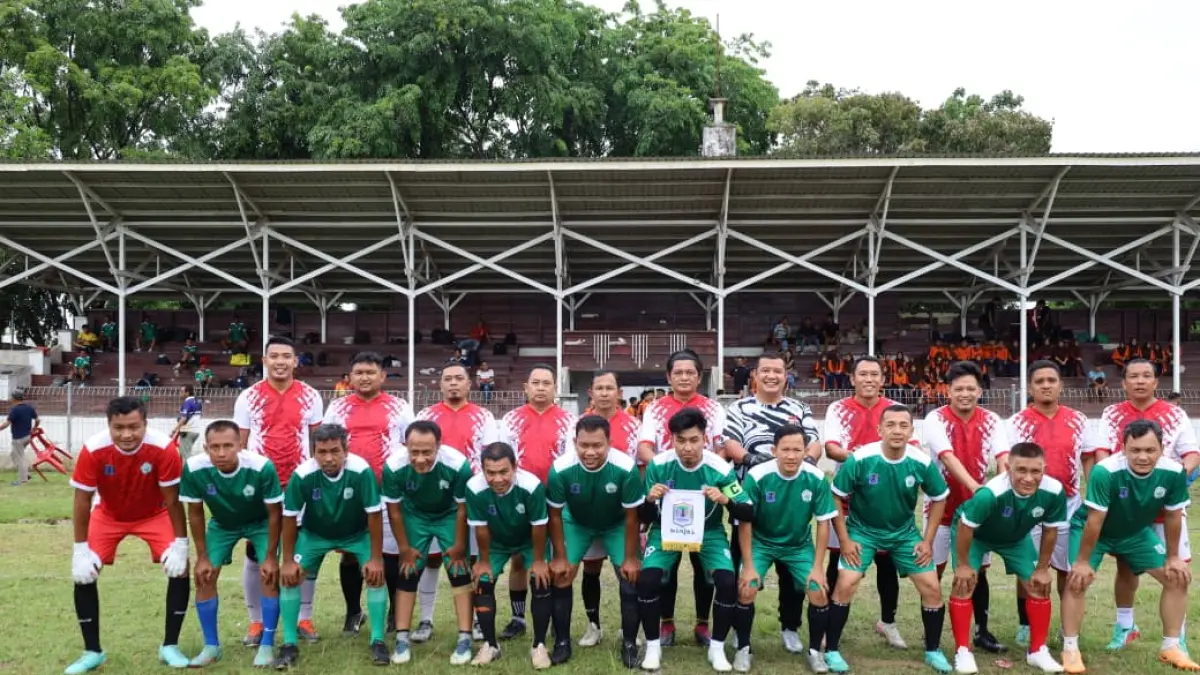 Pemain PS Korpri Tanjungbalai dan PS Korpri Binjai foto bersama sebelum laga persahabatan yang berlangsung di Stadion Asahan Sakti, Kota Tanjungbalai, Sabtu (6/6/2026).