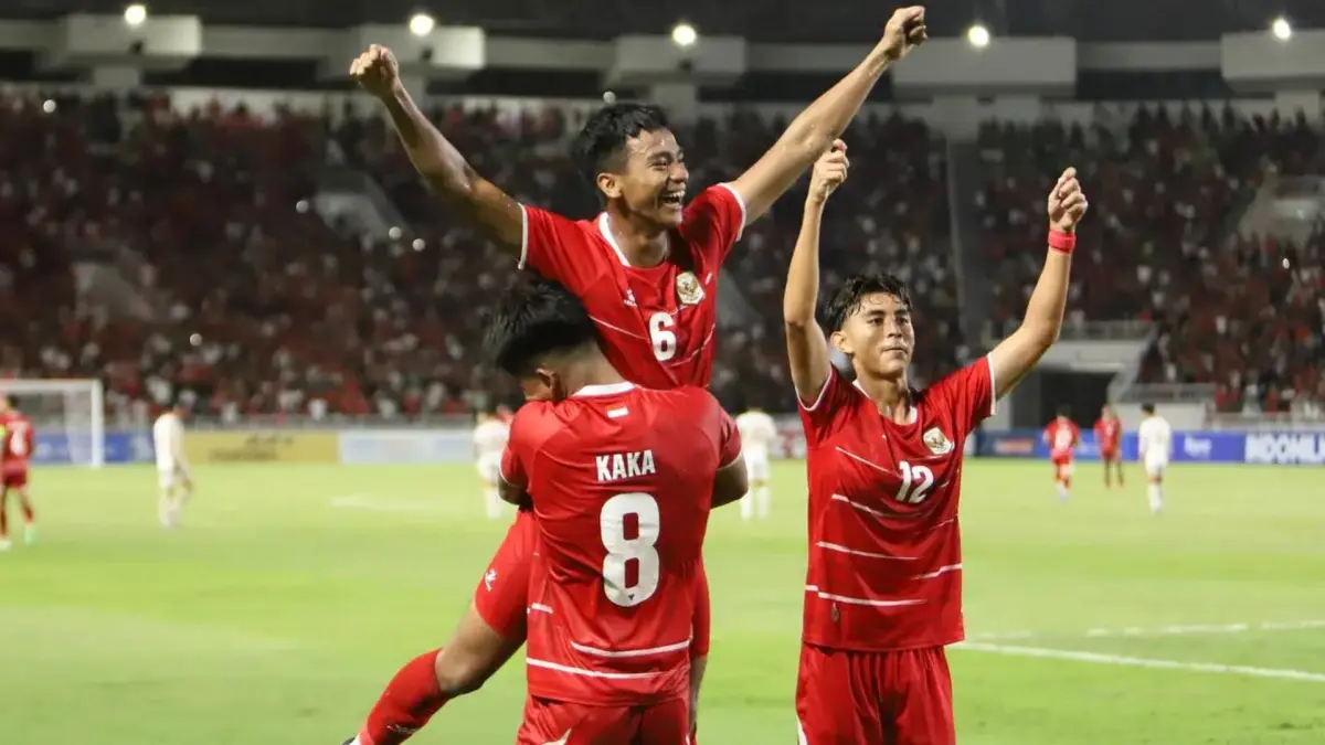 Pemain Thailand merayakan kemenangan atas Malaysia pada laga terakhir Grup B Piala AFF U-19 2026 di Stadion Madya Sumatra Utara, Senin (8/6/2026). Hasil ini membawa Tim Gajah Perang lolos ke semifinal.