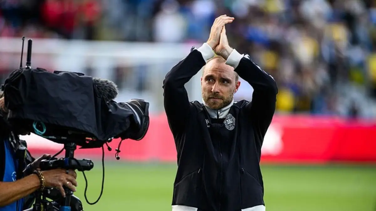 Pemain timnas Denmark, Christian Eriksen, mendapat perhatian tim medis setelah kolaps saat pertandingan uji coba melawan Ukraina, Senin (8/6/2026) dini hari WIB.