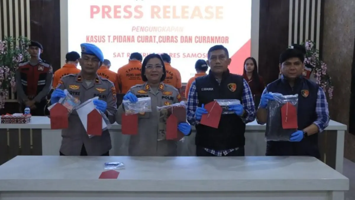 Petugas Polres Samosir menunjukkan barang bukti kasus penipuan dan pencurian bermodus dukun palsu yang mengakibatkan seorang lansia kehilangan uang dan perhiasan emas senilai Rp248 juta.