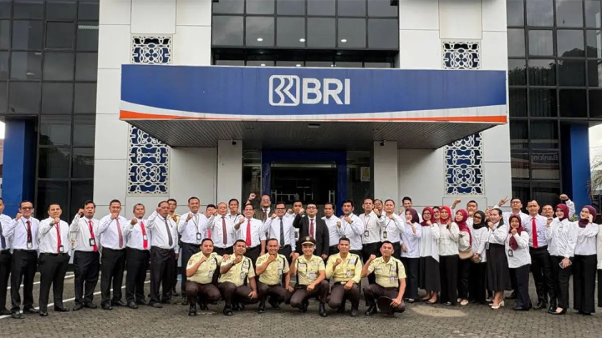 Pimca BRI Padangsidimpuan, Teuku Zulham bersama seluruh pekerja dari kantor cabang serta perwakilan seluruh BRI unit usai upacara bendera memperingati hari lahir Pancasila.