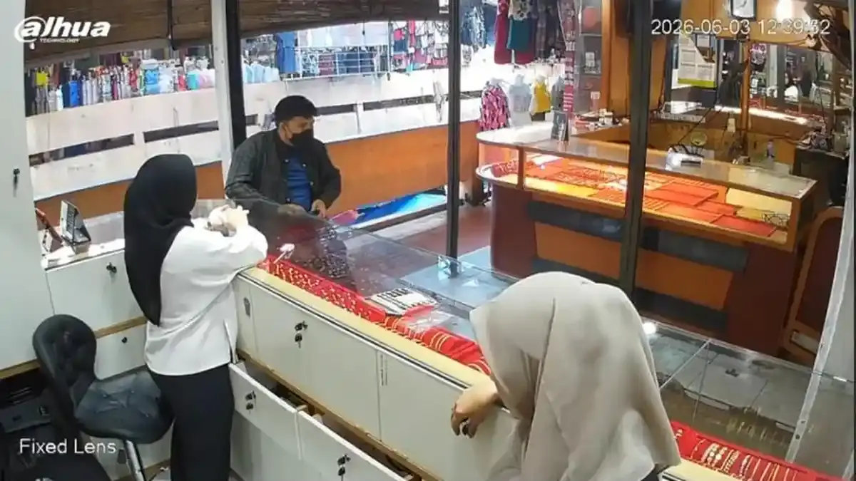 Rekaman CCTV memperlihatkan terduga pelaku perampokan saat berada di Toko Emas MH Siregar, Lantai II Gedung II Pasar Horas, Pematangsiantar, sebelum membawa kabur perhiasan emas senilai sekitar Rp100 juta.