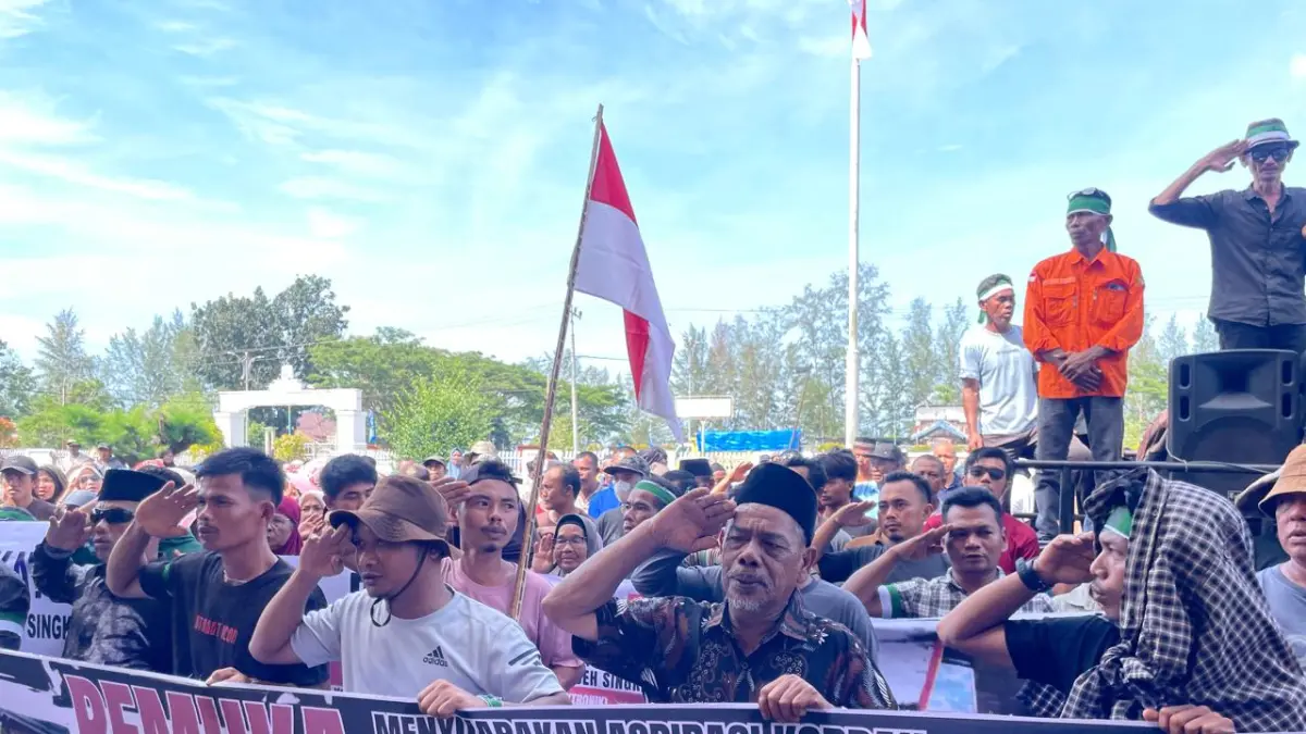 Ribuan warga korban banjir dan tanah longsor menggelar aksi unjuk rasa di depan Kantor Bupati Aceh Singkil menuntut percepatan dan pemerataan penyaluran bantuan pascabencana yang hingga kini belum diterima seluruh korban.&nbsp;