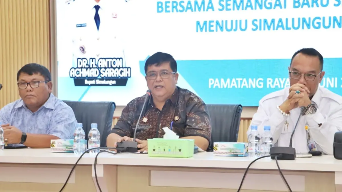  Sekretaris Daerah Kabupaten Simalungun, Mixnon Andreas Simamora, memimpin rapat penyusunan Rencana Induk Pembangunan Daerah (RIPD) Kabupaten Simalungun di Balai Harungguan T Rondahaim Saragih, Pamatang Raya, Jumat (5/6/2026). 