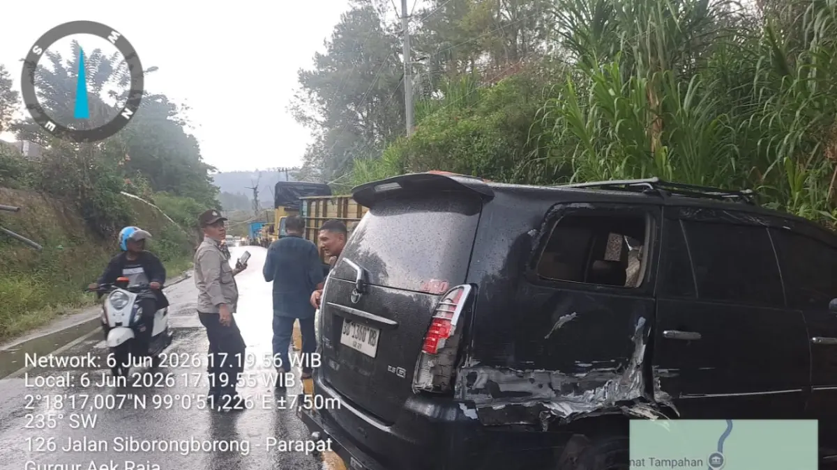  Tabrakan beruntun yang melibatkan dua truk, satu mobil Toyota Kijang Innova, dan satu sepeda motor di Desa Gur Gur Aek Raja, Kecamatan Tampahan, Kabupaten Toba, mengakibatkan dua orang meninggal dunia.