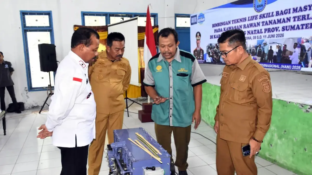 Direktur Alternative Development BNN Brigjen Pol. Edy Swasono bersama Bupati Mandailing Natal Saipullah Nasution saat membahas program Grand Design Alternative Development (GDAD) yang bertujuan memperkuat ekonomi desa sekaligus menekan penyalahgunaan narkoba di Madina.