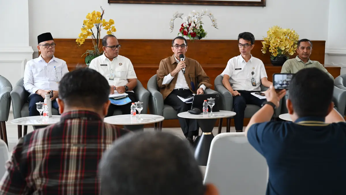 Kepala Biro Administrasi Pembangunan Setdaprov Sumut, Faisal Arif Nasution, menyampaikan perkembangan Program Hasil Terbaik Cepat (PHTC) dalam temu pers yang difasilitasi Dinas Komunikasi dan Informatika Sumut di Lobi Dekranasda Kantor Gubernur Sumut, Medan, Rabu (10/6/2026). (Foto: Diskominfo Sumut/Munawar Harahap)