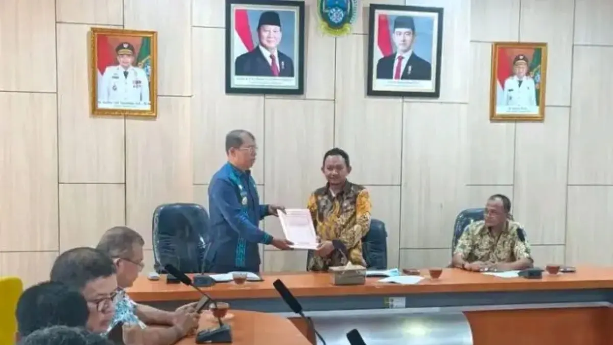 Wakil Bupati Toba Audi Murphy Sitorus bersama jajaran Pemkab Toba dan perwakilan masyarakat menyampaikan usulan perubahan status tambang batu rakyat kepada Disperindag ESDM Sumatera Utara guna memperoleh legalitas sebagai wilayah pertambangan rakyat. 