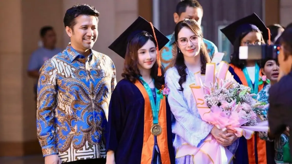  Arumi Bachsin saat menghadiri kelulusan putri sulungnya, Keisha, lulus SD dan bersiap memasuki jenjang SMP. 