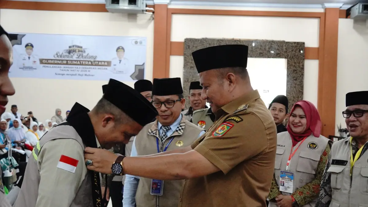  Bupati Asahan Rianto SH MH bersama Ketua PPIH Embarkasi/Debarkasi Medan menyambut kepulangan jemaah haji Kloter 07 di Asrama Haji Medan, Selasa (9/6/2026). 