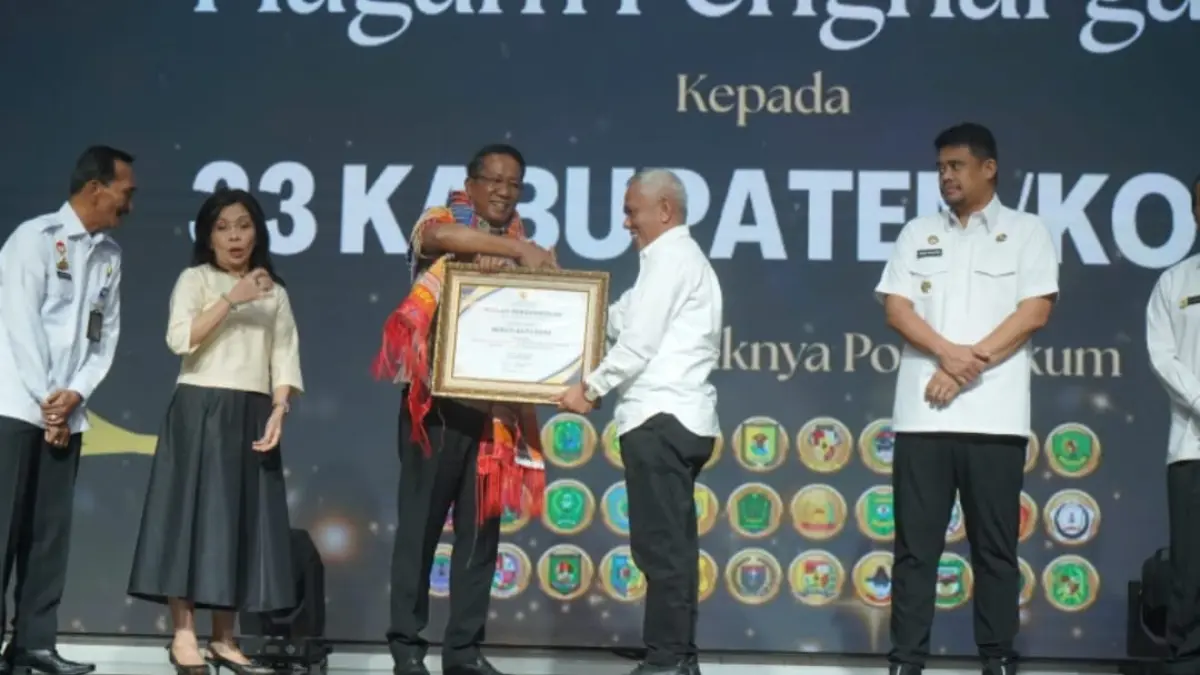 Bupati Batu Bara Baharuddin Siagian menerima Piagam Penghargaan dari Kementerian Hukum Republik Indonesia atas keberhasilan pembentukan Pos Bantuan Hukum (Posbankum) di 151 desa dan kelurahan di Kabupaten Batu Bara.